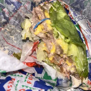 A blue rubber band is in the middle of my burger!!