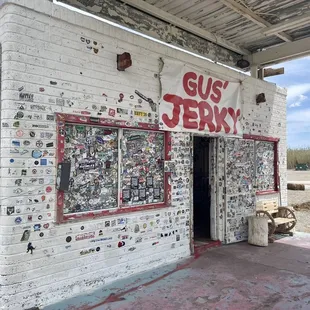 the outside of a restaurant