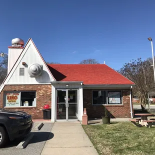 Classic building and outdoor picnic table