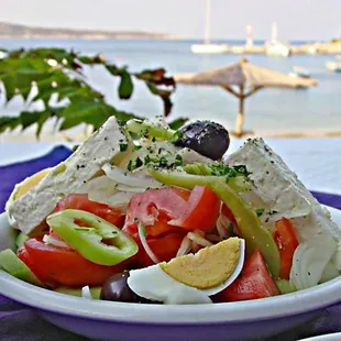 Xoriatiki Greek salad