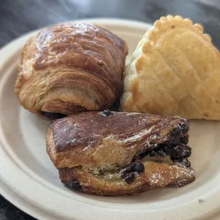 Mini chocolate croissant, torssade and apple chaussom