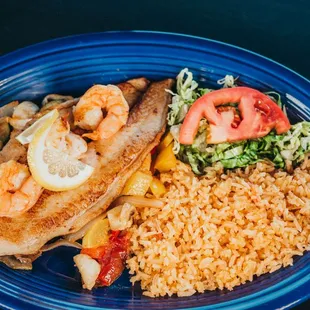 MARISCOLANDIA Delicious scallops, shrimp, and fish with chopped onions, red and yellow peppers, zucchini yellow squash, and mushrooms.