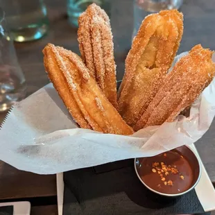 Churros con chocolate ($8)