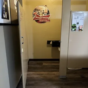 Men&apos;s restroom