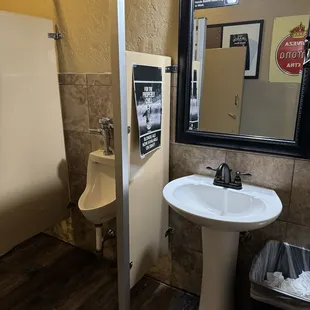 Men&apos;s restroom