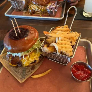 Bacon Mac-n-Cheese Burger  Motley Que Pulled Pork