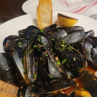 Angry mussels. Good! The crostini that came with it was not very good.