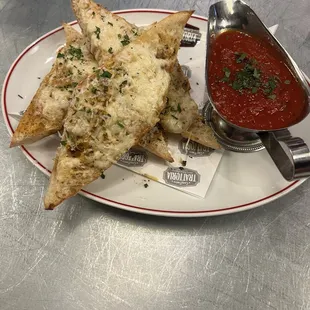 Garlic bread with cheese and donkey sauce.