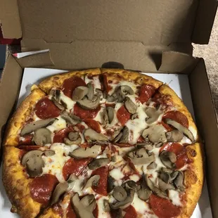 Pepperoni and mushroom. Wish the mushrooms were fresh but excellent pizza nonetheless!