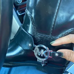 Broken boot strap ! Please repair !