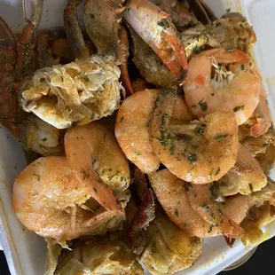 Medium crab tray with shrimp. Mild butter sauce on top.