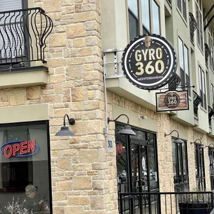 the outside of a restaurant