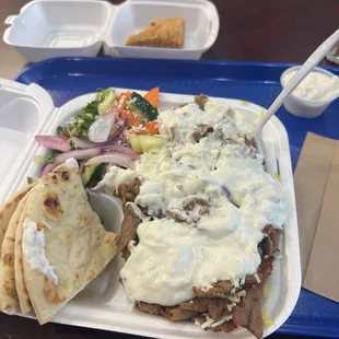 Gyro dinner play asked for extra sause they delivered perfectly.  The meat was fresh, hot and delicious.