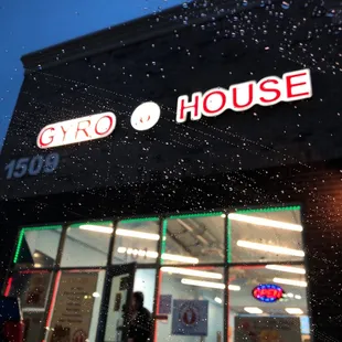 the outside of a restaurant