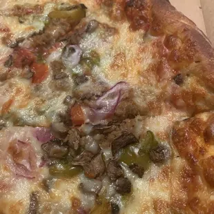 Large Sausage, Mushrooms, green- red pepper, onion.  Very good moist and chewy.