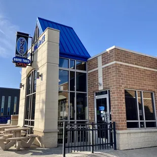 the outside of a restaurant