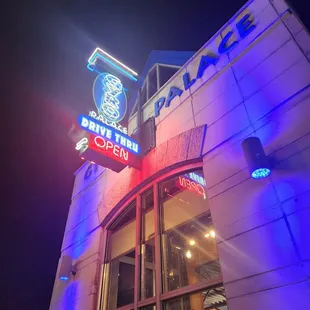 the outside of a restaurant at night