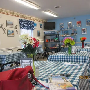 Gyro Palace: Very perky interior.