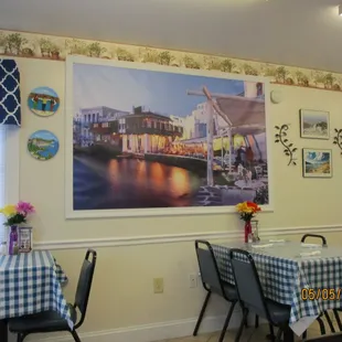 Gyro Palace: Tastefully appointed interior.