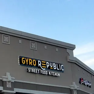I need a gyro. I&apos;m Holding Out for a gyro in the Morning Light