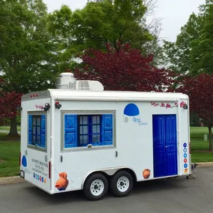 a food truck parked in a parking lot