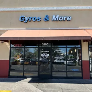 Best falafel and gyros sandwiches in whole Turlock. Cute place to have little wine and dine and their prices are reasonable. Great service