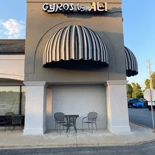 the outside of a restaurant