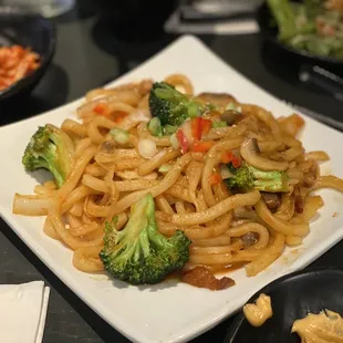 a plate of noodles and broccoli