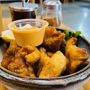 food, chicken wings and fried chicken