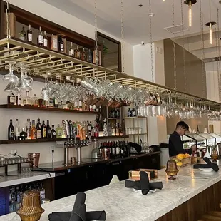 We love a good gorgeous fully-stocked bar!