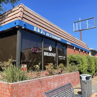 the outside of the restaurant