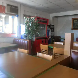 Jumbo skill crane game machine. Don't know why they would keep.the machine since it's empty.