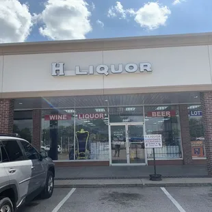 a car parked in front of a liquor store