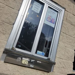 They have a drive thru yall!!
