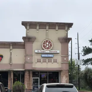two cars parked in front of a restaurant