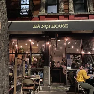 the outside of the restaurant