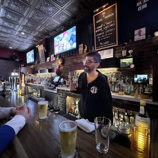 Nick is the best bartender and the have the coldest Budweiser in San Francisco. Happy new year!!