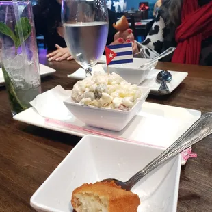 Ensalada fria y frituras de malanga