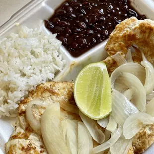 Pechuga de pollo, arroz, y frijoles