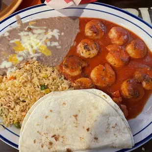 CAMARONES A LA DIABLA Shrimp cooked with chipotle sauce, served with rice beans and flour tortillas