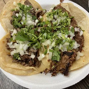 Tacos de carne asada y birria with onion y cilantro