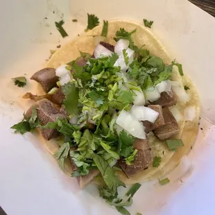 Taco de lengua con cilantro and onions