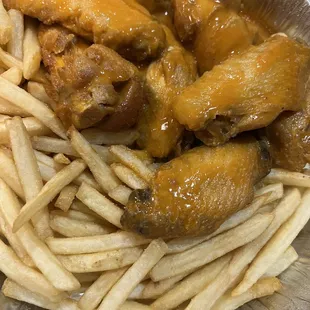 Buffalo Wings with fries