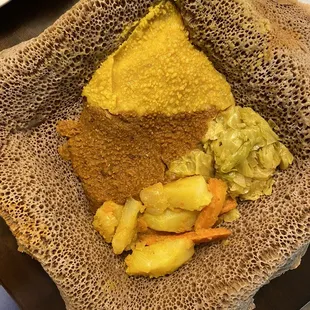 Yesom Beyaynetu (vegan wots on injera)