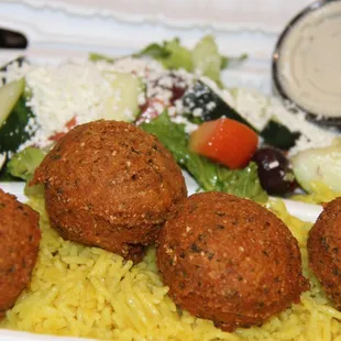 Flafel platter served 4 pieces of falafel balls with rice and salad and it special tahini sauce