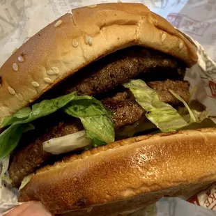 Double Char (2 chargrilled beef patties, caramelized onions, lettuce, tomatoes, pickles, mayo, toasted bun); IG: @katzlundell