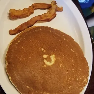 2 pancakes and 2 slices of bacon