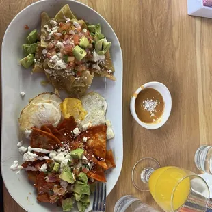 Chilaquiles divorciados con huevo