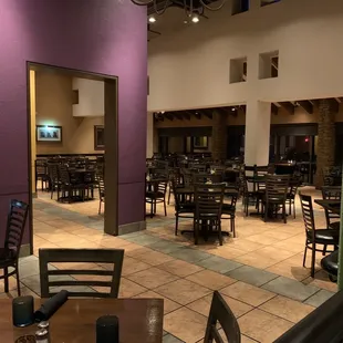 Empty dining room. I still had to wait 30 minutes to sit down.