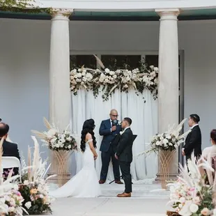 A look into a ceremony location at Hacienda de las Flores.